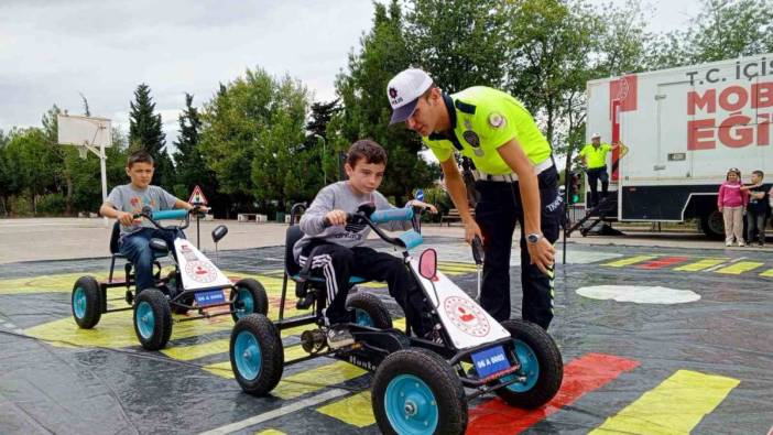 Polislerden öğrencilere trafik eğitimi