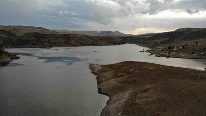 Kars’ta baraj suları 40 metre çekildi