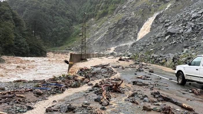 Artvin-Hopa kara yolunda çökme meydana geldi