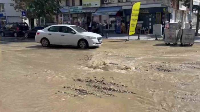 Su borusu patladı! Güveniş caddesi göle döndü