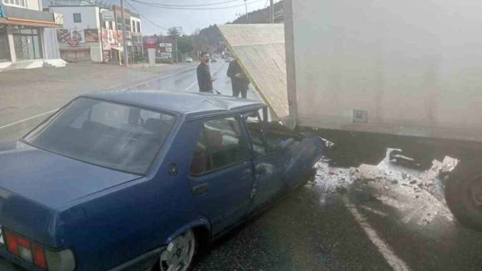 Bolu'da kamyonetle çarpışan Tofaş kağıt gibi ezildi