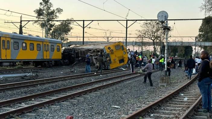 Güney Afrika’da tren raydan çıktı