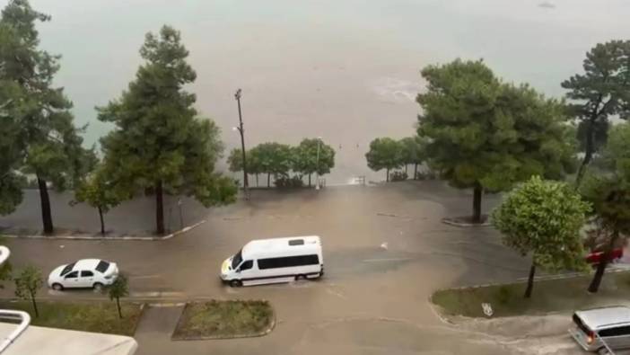 Tirebolu'da sağanak: Cadde ve sokaklar sular altında