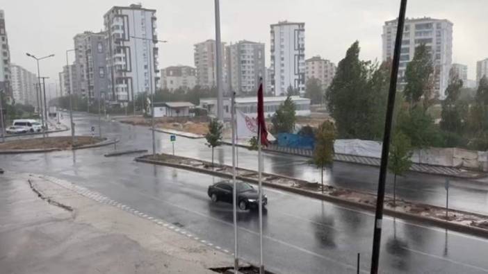 Diyarbakır’da cadde ve sokakları sel vurdu