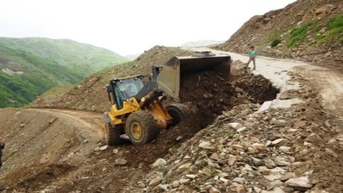 Ahlat’ta sel nedeniyle kapanan köy yolları ulaşıma açıldı