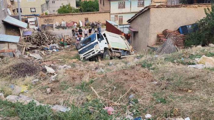 Kontrolden çıkan çöp kamyonu bahçeye devrildi