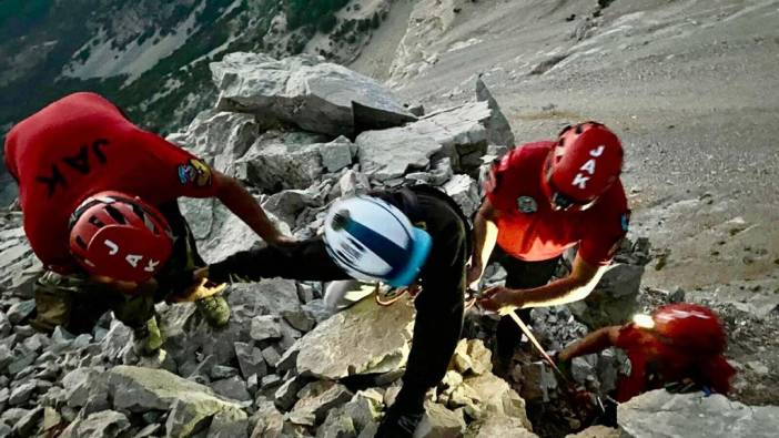 Fethiye'de kayalıklara düşen yamaç paraşütü pilotu kurtarıldı