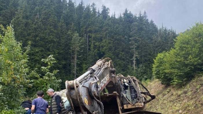 Artvin'de iş makinesi taşıyan kamyon uçurumdan yuvarlandı. Kazada 2 kişi öldü