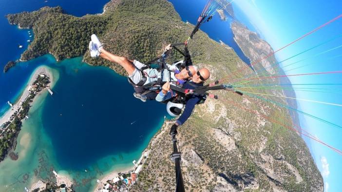 Fethiye Babadağ’da 80’lik çift paraşütle uçtu