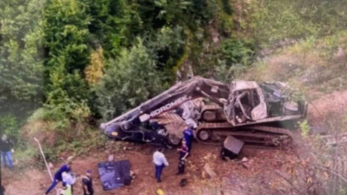 Artvin’de iş makinesi yüklü TIR şarampole yuvarlandı: 2 ölü