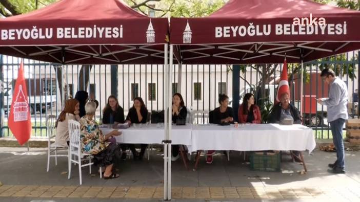 Kaymakamlık binasından çıkarılan Beyoğlu Belediyesi kaldırımda çalışmaya başladı