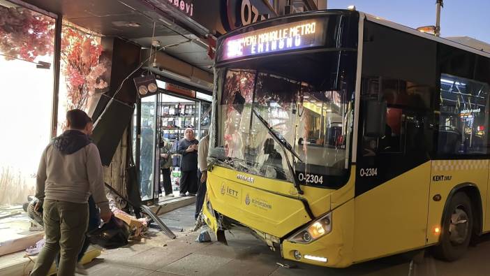 Yoldan çıkan İETT otobüsü gelinlik mağazasına girdi