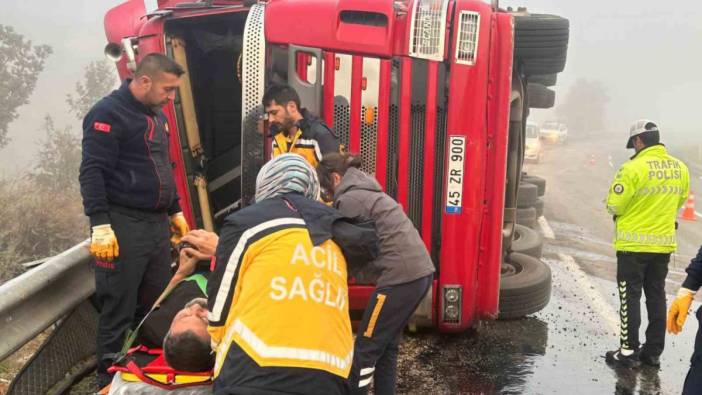 Çorum'da yoğun sis kazaya yol açtı: Sürücü araçta sıkıştı