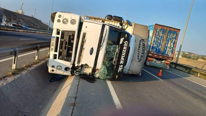 Kayseri'de kamyon otoyola devrildi. Trafik birbirine girdi