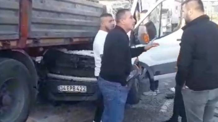 İşçileri taşıyan minibüs TIR'a çarptı. 4 yaralı