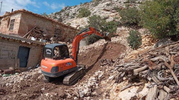 Mersin’de selden kapanan yollar ulaşıma açıldı