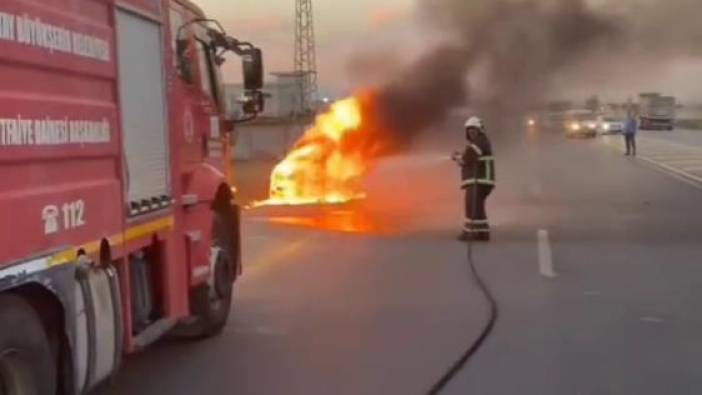 Motor kısmında yangın çıkan otomobil kullanılamaz hale geldi