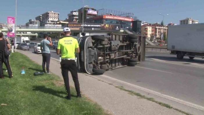 Ev eşyası taşıyan kamyonet yan yattı: 1 yaralı