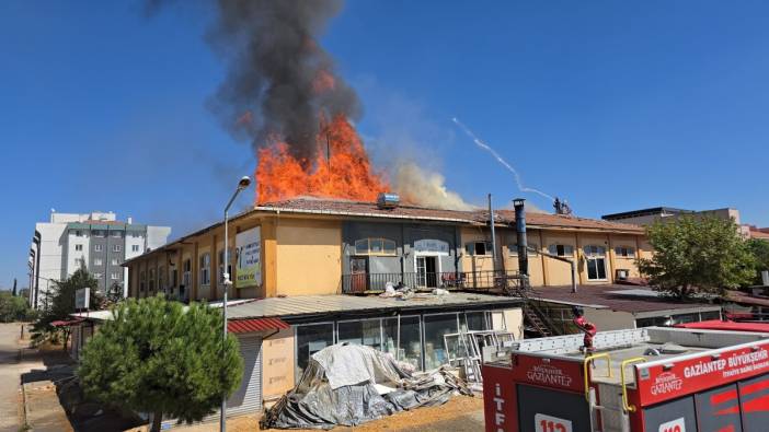 İş merkezinin çatısı alev alev yandı