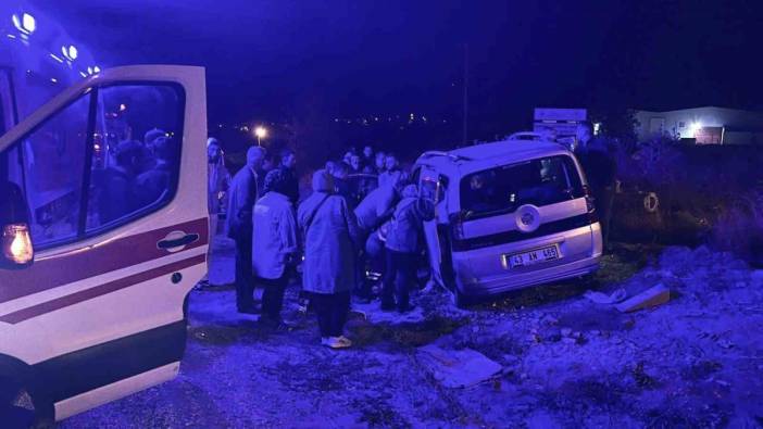 Kütahya’da işçi servisi ile otomobil çarpıştı: 10 yaralı