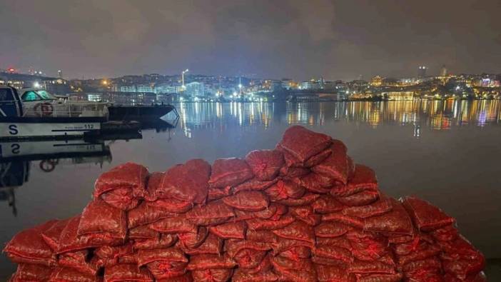 Eminönü’nde tonlarca kaçak midye ele geçirildi