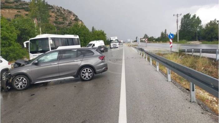 Burdur’da iki otomobil çarpıştı! 7 yaralı