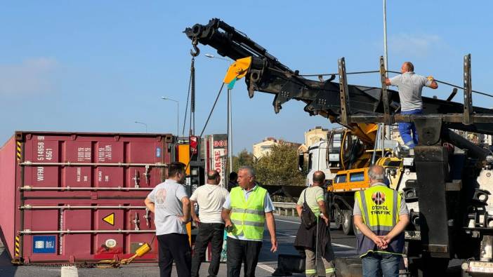 Avcılar D-100 Karayolunda TIR devrildi! Yan yol trafiğe kapatıldı