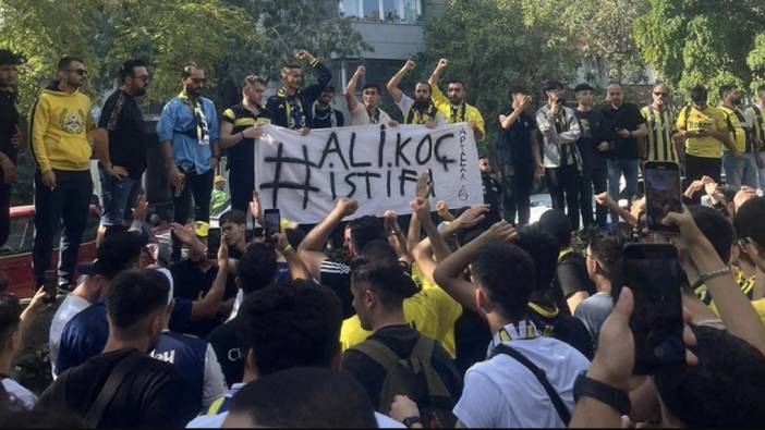 Ali Koç’un istifasını isteyen taraftarlar Kadıköy’de toplandı