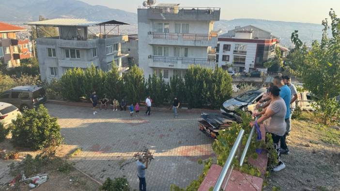 Yoldan çıkan araç apartman bahçesine uçtu