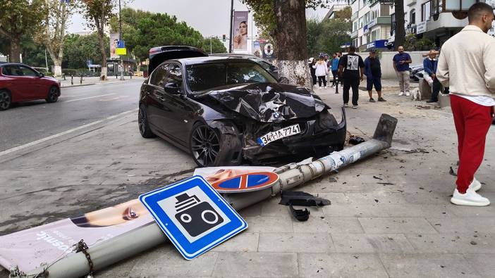 Kadıköy’de kontrolden çıkan otomobil aydınlatma direğine çarptı