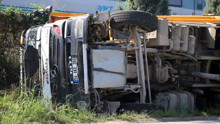 Sakarya’da toprak yüklü kamyon yol kenarına devrildi: 1 yaralı