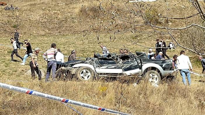 Yoldan çıkan kamyonet, 70 metreden yuvarlandı! 2 kişi yaşamını yitirdi