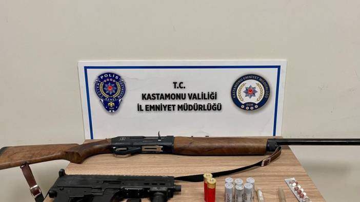 Kastamonu'da polisin durdurduğu araçtan "Uzi" çıktı: 2 gözaltı