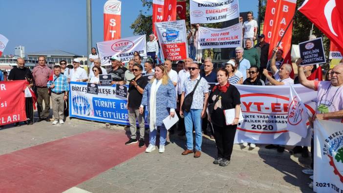 Emeklilerden Kadıköy’de eylem: Krizin sebebini EYT’liler değil. Borçlarını sildiğiniz yandaşlarda arayın