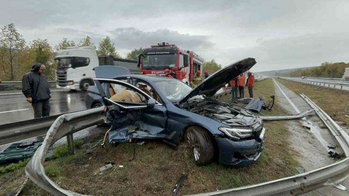 Lüks otomobil hurdaya döndü: Bariyerleri söken kaza