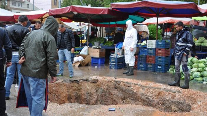 Faciaya ramak kaldı! Eskişehir’de semt pazarı içindeki yol çöktü