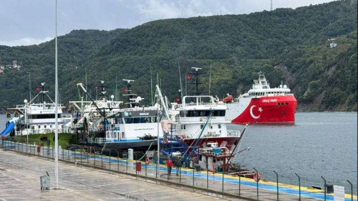 Amasra'da denizde fırtına uyarısı: Balıkçı tekneleri ve TPAO'nun sismik araştırma gemisi Oruçreis gemisi limana çekildi