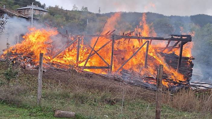 Kastamonu’da iki katlı ahşap ev çıkan yangında küle döndü