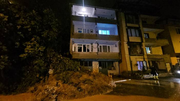 Zonguldak'ta heyelan apartmanın girişi kapattı!