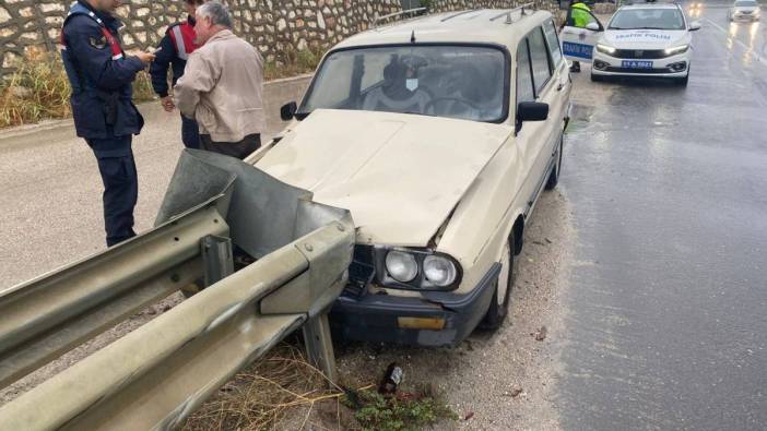 Sakarya-Bilecik yolunda kaza: Otomobil Bariyerlere Çarptı