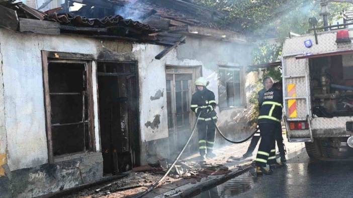 Bozüyük'te yangın: Bina tamamen harabeye döndü