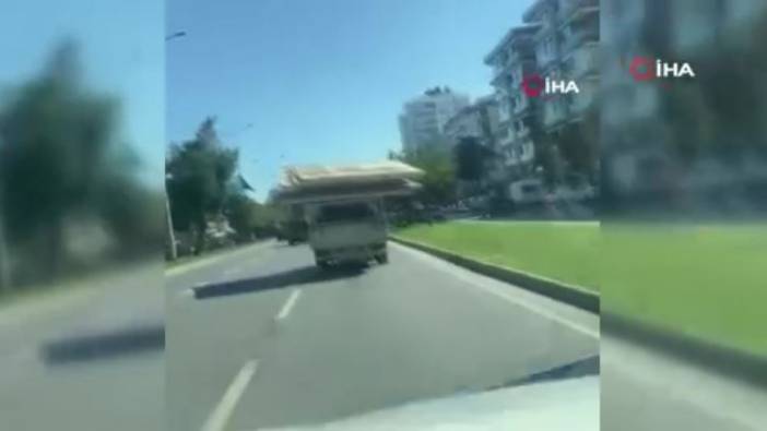 Trafikte 'pes' dedirten görüntü! Yolun yarısını kaplayarak malzeme taşıdı