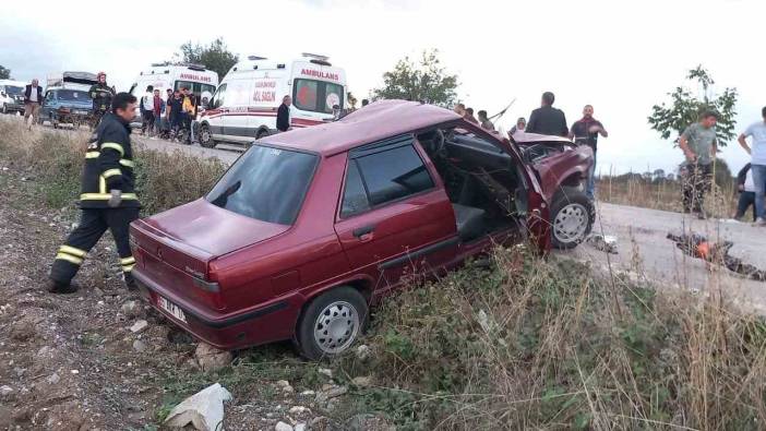 Minibüsle otomobil kafa kafaya çarpıştı: 2 yaralı