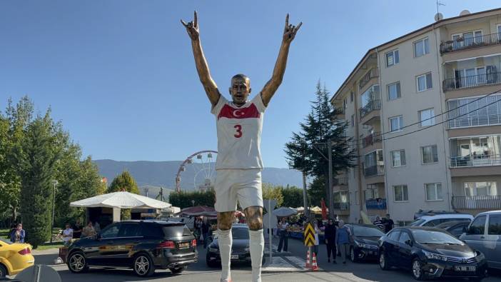 Merih Demiral'dan ilk açıklama geldi. Tanju Özcan heykelini dikmişti