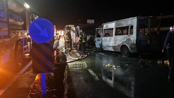 Diyarbakır'da kamyonet ile minibüs kafa kafaya çarpıştı! Feci kazada 11 kişi yaralandı