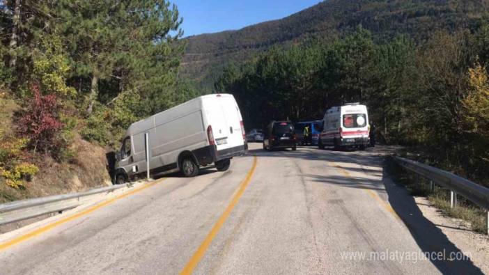 Karabük’te kaza: Araç, su kanalına düşüp toprak yığınına çarptı.