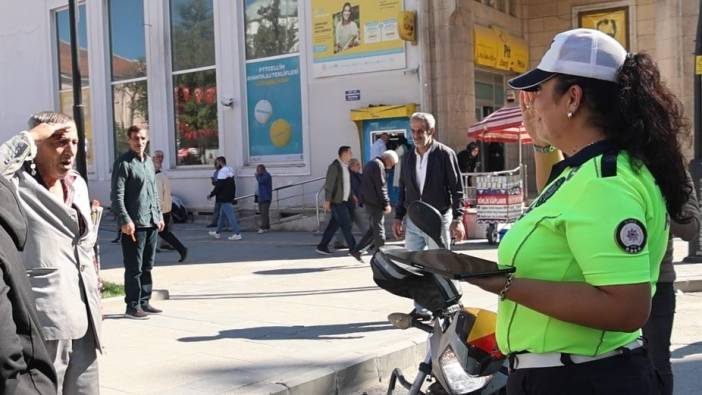 Kadın polise ‘Komutanım’ diyerek tekmil verdi: O anlar izleyenleri güldürdü