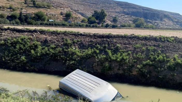 Su kanalına düşen kamyonet sürücüsü yaralandı