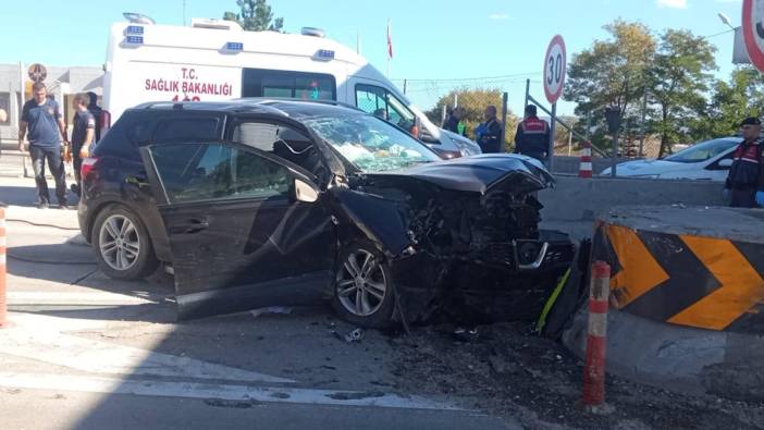 Otoyol gişelerinde beton duvara çarpan otomobilin sürücüsü öldü, eşi yaralı