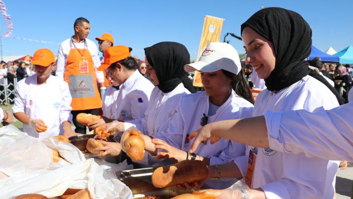 Vatandaşlara 1 ton sucuk döner dağıtıldı